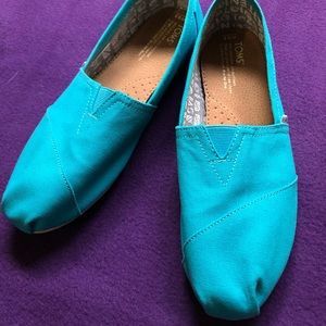 Bright blue Toms